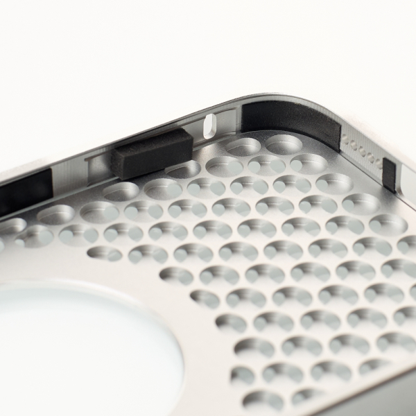 Металлический чехол AROMA PERFORATED METAL с поддержкой MagSafe для iPhone 14 Pro Max серебряный