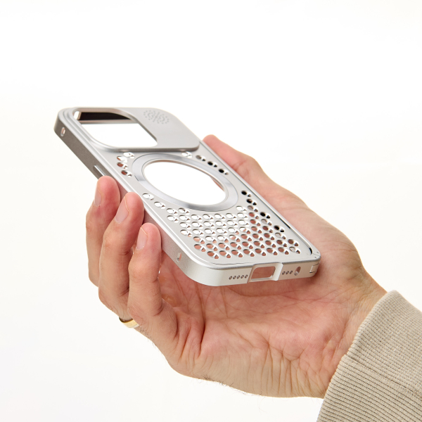 Металлический чехол AROMA PERFORATED METAL с поддержкой MagSafe для iPhone 14 Pro Max серебряный