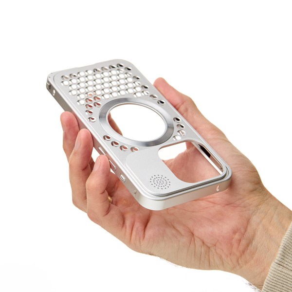 Металлический чехол AROMA PERFORATED METAL с поддержкой MagSafe для iPhone 14 Pro Max серебряный
