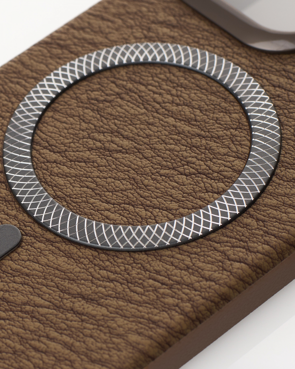 Чехол LUXURY Leather Case с поддержкой MagSafe для iPhone 15 desert titanium