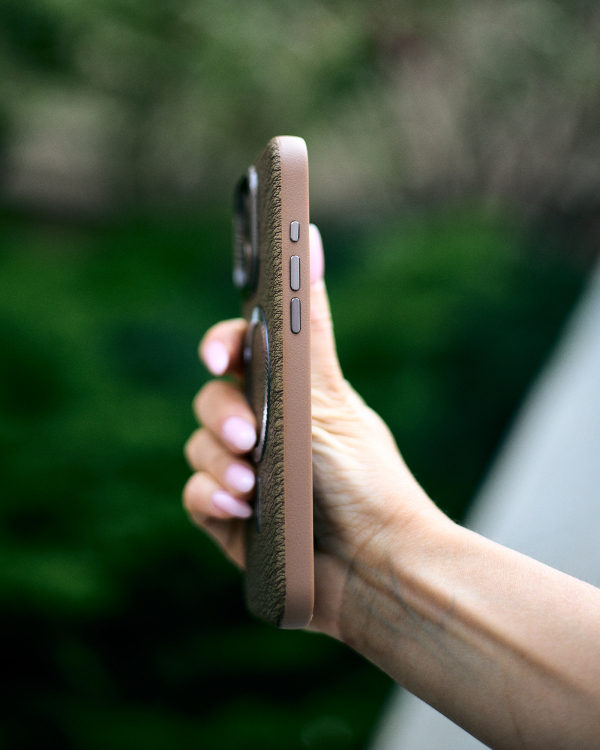 Чехол LUXURY Leather Case с поддержкой MagSafe для iPhone 15 desert titanium