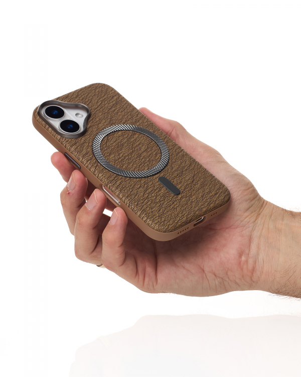 Чехол LUXURY Leather Case с поддержкой MagSafe для iPhone 16 desert titanium