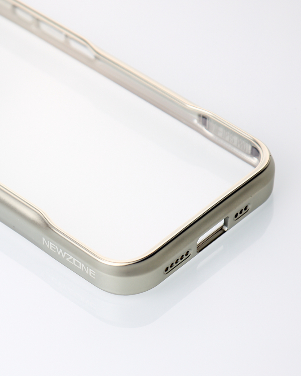 Пластиковый чехол NEWZONE для iPhone 13 Pro Max серебряный