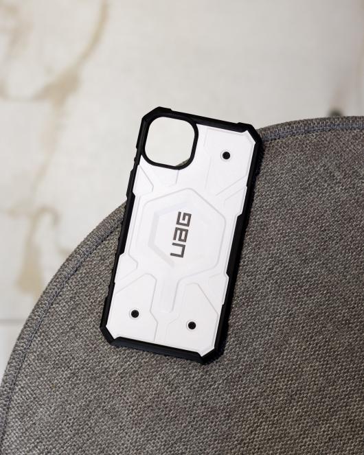 Противоударный чехол UAG для IPhone 13 white