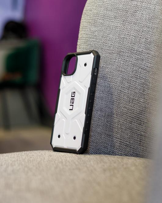 Противоударный чехол UAG для IPhone 13 white